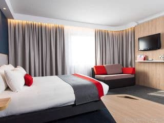 Holiday Inn Express London Luton Airport, an IHG Hotel